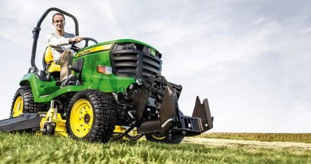 x900-diesel-mowing-tractor-r2c015549-hero