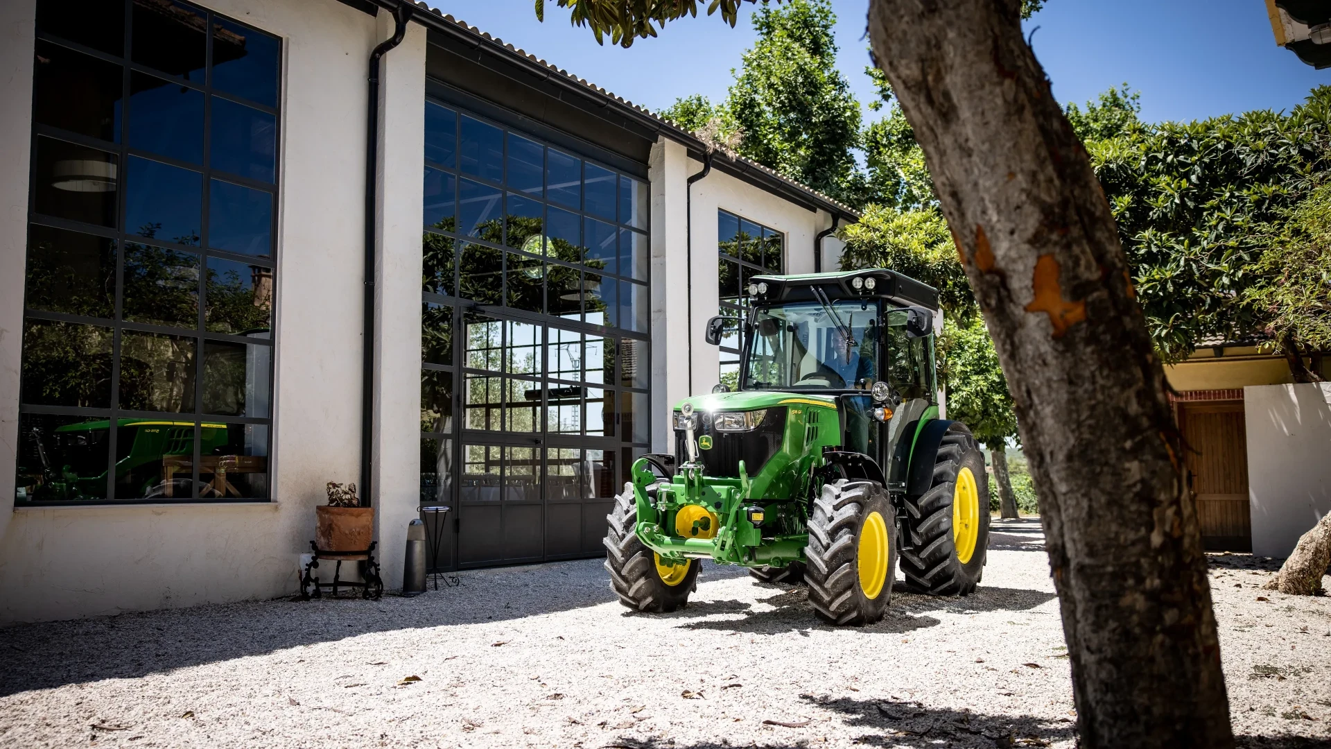 John Deere Traktor auf dem Feld
