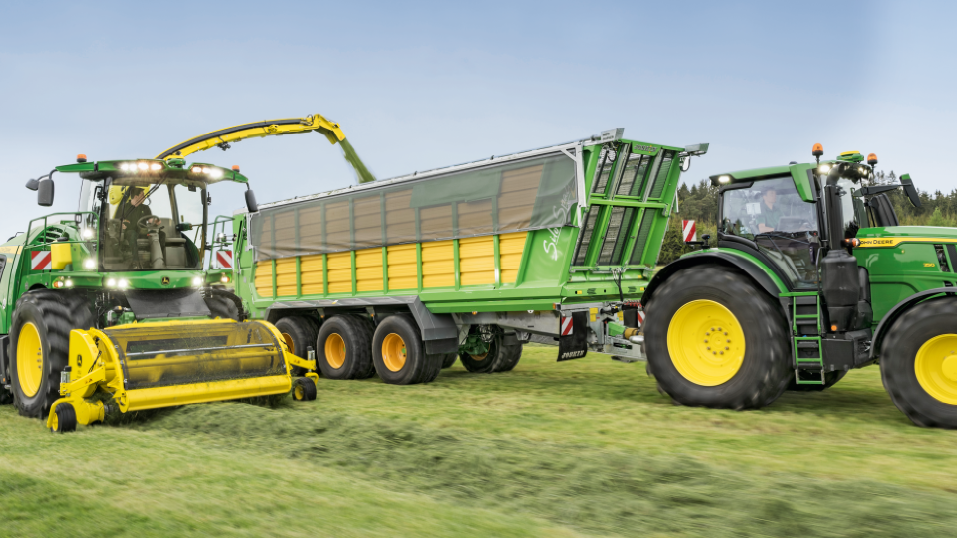 Selbstfahrender Feldhäcksler von John Deere bei der Maisernte