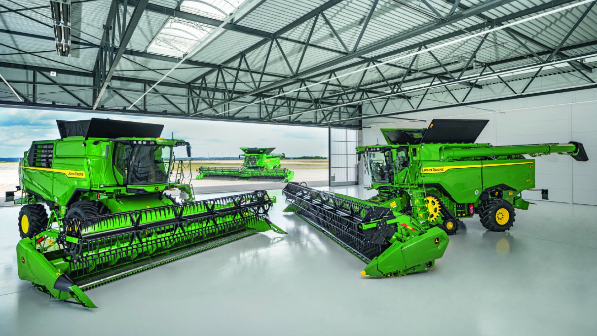 John Deere Mähdrescher im Einsatz auf dem Feld